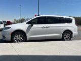 New 2025 Chrysler Pacifica Select image 4