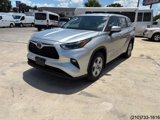 Used 2022 Toyota Highlander LE image 3