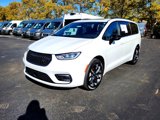 Used 2023 Chrysler Pacifica Limited w/ S Appearance Package image 3