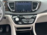 Used 2023 Chrysler Pacifica Limited image 3