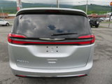 Used 2023 Chrysler Pacifica Touring-L image 4