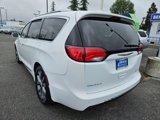 Used 2017 Chrysler Pacifica Limited image 3