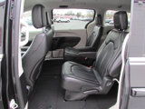 Used 2023 Chrysler Pacifica Touring-L image 5
