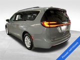 Used 2022 Chrysler Pacifica Touring-L image 6