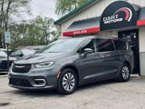 Used 2022 Chrysler Pacifica Touring-L w/ Uconnect Theater Family Group image 3