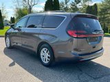 Used 2022 Chrysler Pacifica Touring-L image 3