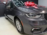 Used 2023 Chrysler Pacifica Touring-L image 4