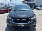 Used 2023 Chrysler Pacifica Touring-L image 2