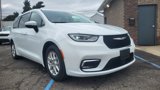 Used 2023 Chrysler Pacifica Touring-L image 2