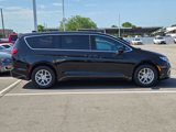 Used 2025 Chrysler Pacifica Select image 4