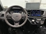 Used 2023 Chrysler Pacifica Touring-L image 5