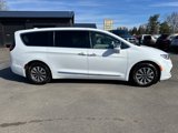 Used 2022 Chrysler Pacifica Limited w/ Uconnect Theater Family Group image 2