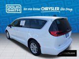 Certified 2025 Chrysler Pacifica Select image 5