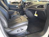 Used 2024 Chrysler Pacifica Select w/ Uconnect Theater Family Group image 5