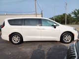 Used 2023 Chrysler Pacifica Touring-L image 4