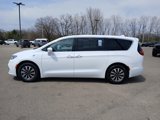 Certified 2022 Chrysler Pacifica Touring-L w/ Uconnect Theater Family Group image 4