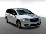 Used 2024 Chrysler Pacifica Touring-L image 3