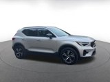 Used 2024 Volvo XC40 B5 Core image 2