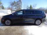 Used 2023 Chrysler Pacifica Touring-L image 6