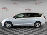 Used 2024 Chrysler Pacifica Touring-L image 2