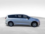Used 2024 Chrysler Pacifica Touring-L image 3