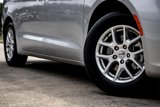 Used 2023 Chrysler Pacifica Touring-L image 2