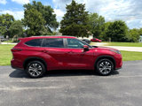 Used 2023 Toyota Highlander XLE image 4