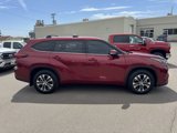 Used 2021 Toyota Highlander XLE image 2