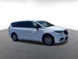 Used 2024 Chrysler Pacifica Touring-L image 2