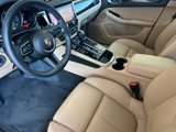 Certified 2025 Porsche Macan image 4