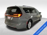 Used 2022 Chrysler Pacifica Touring-L image 4