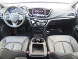 Used 2025 Chrysler Pacifica Select image 3