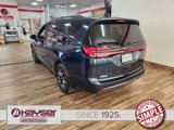 Used 2022 Chrysler Pacifica Touring image 3