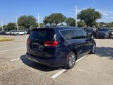 Used 2017 Chrysler Pacifica Platinum image 3