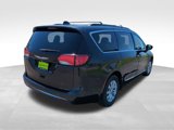 Used 2017 Chrysler Pacifica Touring-L image 6