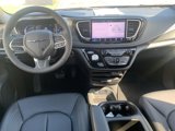 New 2025 Chrysler Pacifica Select image 3