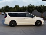 Used 2025 Chrysler Pacifica Limited image 3