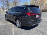 New 2025 Chrysler Pacifica Select image 3