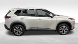 Used 2022 Nissan Rogue SV image 2