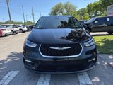 Used 2023 Chrysler Pacifica Touring-L image 3