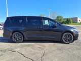 Used 2022 Chrysler Pacifica Limited w/ Uconnect Theater Family Group image 2