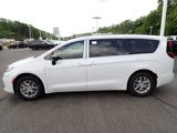 New 2025 Chrysler Pacifica Select image 2
