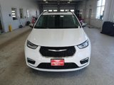 Used 2023 Chrysler Pacifica Limited image 3
