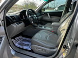 Used 2013 Toyota Highlander FWD image 2
