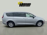 Used 2023 Chrysler Pacifica Touring-L image 6