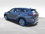 New 2025 Toyota Highlander Platinum image 3