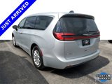 Used 2023 Chrysler Pacifica Touring-L image 3
