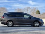 Used 2022 Chrysler Pacifica Touring-L image 4