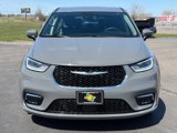 Used 2023 Chrysler Pacifica Touring-L image 3