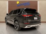 Used 2024 Mitsubishi Outlander SE image 2